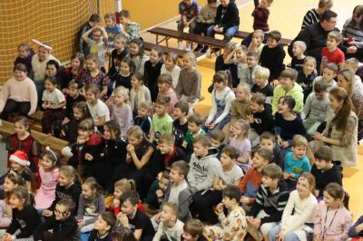 dzieci oglądające występ kataryniarza