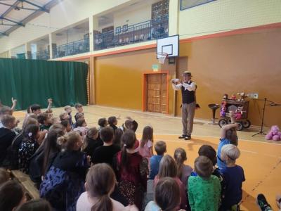 Gromada dzieci ogląda występ pana