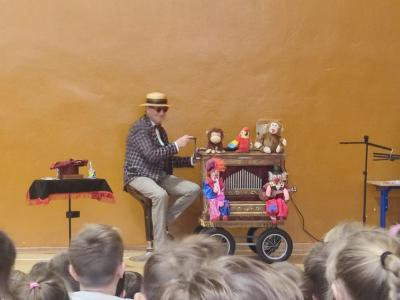 Kataryniarz gra na katarynce.