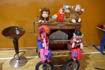 katarynka z maskotkami.