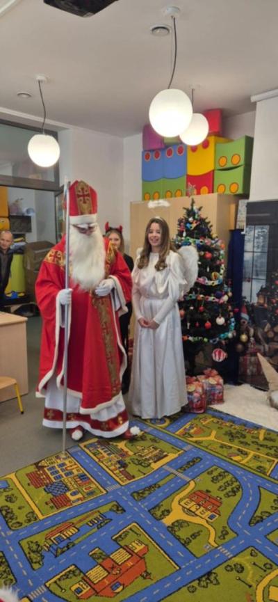 Święty Mikołaj wchodzi do sali przedszkolnej..jpg