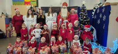 Grupa Krasnale pozuje do zdjęcia z Mikołajem.