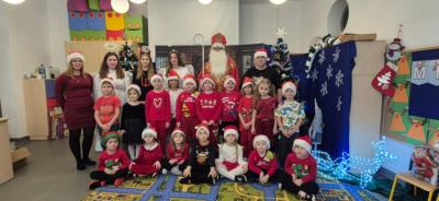 Grupa Leśne Duszki pozuje do zdjęcia z Mikołajem