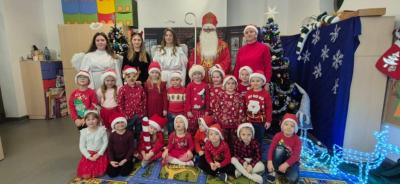 Grupa Misie pozuje do zdjęcia z Mikołajem.