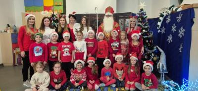 Grupa Pszczółki pozuje do zdjęcia z Mikołajem