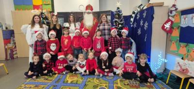 Grupa Sówki pozuje do zdjęcia z Mikołajem.