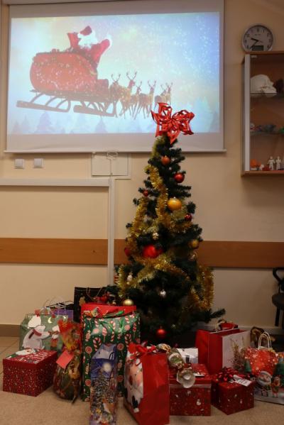 Dekoracja świąteczna - choinka i prezenty