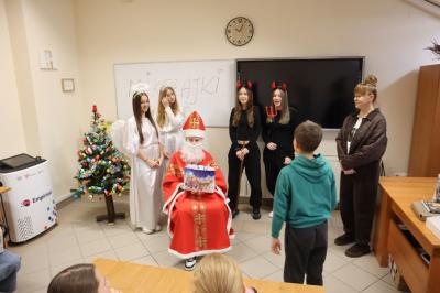 Uczniowie otrzymują i rozpakowywują prezenty od Świętego Mikołaja