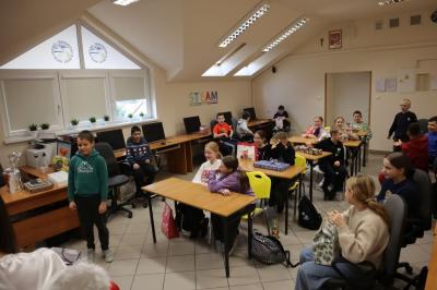 Uczniowie otrzymują i rozpakowywują prezenty od Świętego Mikołaja