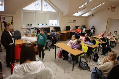 Uczniowie otrzymują i rozpakowywują prezenty od Świętego Mikołaja