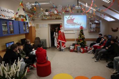 Uczniowie otrzymują i rozpakowywują prezenty od Świętego Mikołaja