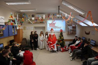 Uczniowie otrzymują i rozpakowywują prezenty od Świętego Mikołaja