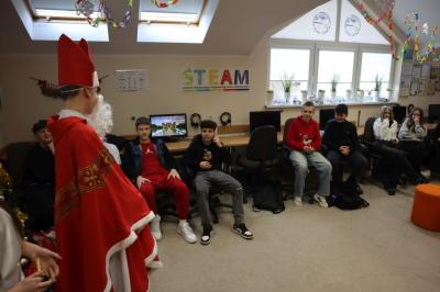 Uczniowie otrzymują i rozpakowywują prezenty od Świętego Mikołaja