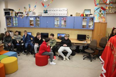 Uczniowie otrzymują i rozpakowywują prezenty od Świętego Mikołaja