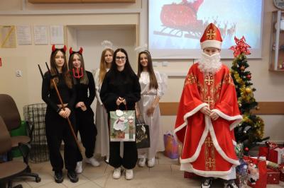 Uczniowie otrzymują i rozpakowywują prezenty od Świętego Mikołaja