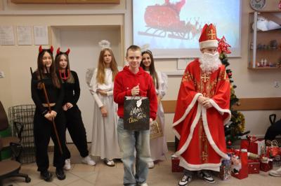 Uczniowie otrzymują i rozpakowywują prezenty od Świętego Mikołaja
