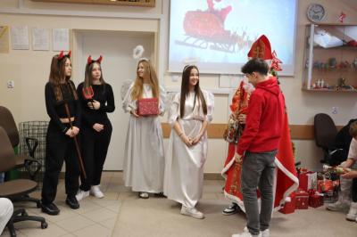 Uczniowie otrzymują i rozpakowywują prezenty od Świętego Mikołaja