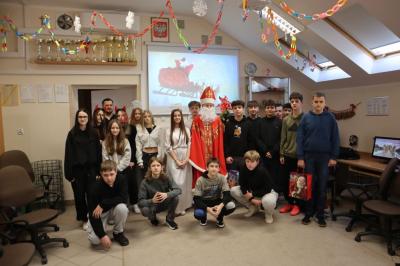 Uczniowie otrzymują i rozpakowywują prezenty od Świętego Mikołaja