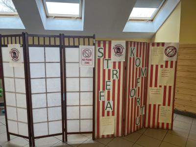 parawany otaczające strefę komfortu na korytarzu szkolnym