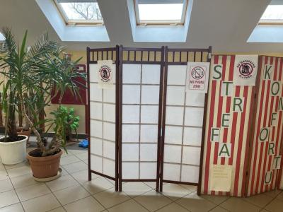 strefa komfortu - strefa ciszy i relaksu dla uczniów na korytarzu otoczona parawanami i roślinami