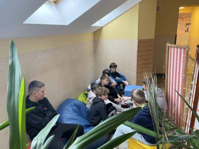 uczniowie rozmawiający w strefie komfortu na szkolnym korytarzu