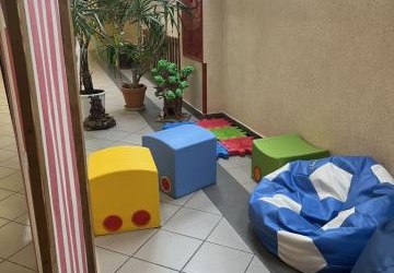 miękkie pufy do siedzenia w strefie komfortu na korytarzu dla uczniów