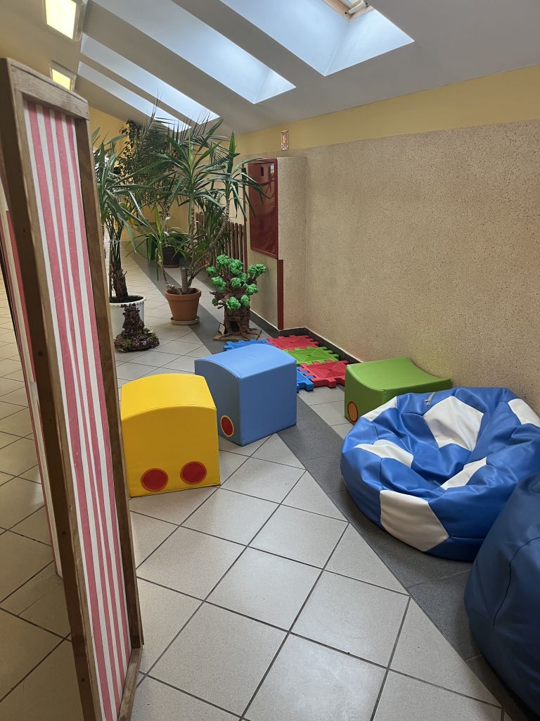 miękkie pufy do siedzenia w strefie komfortu na korytarzu dla uczniów