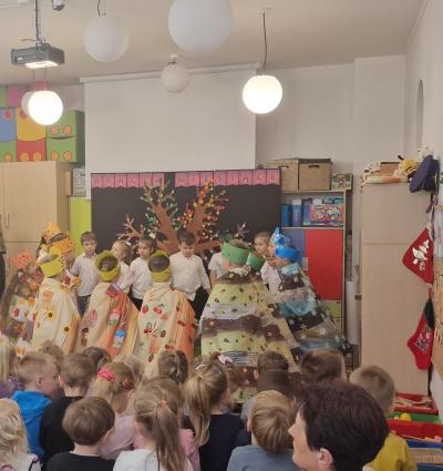 Dzieci tańczą taniec żydowski