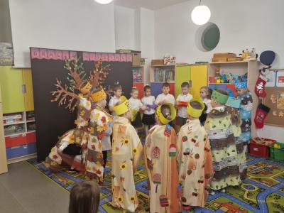 Dzieci tańczą w kole