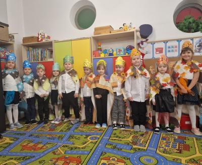 Dzieci wcielające się w role miesięcy.