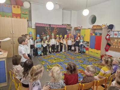 Wszyscy aktorzy na scenie