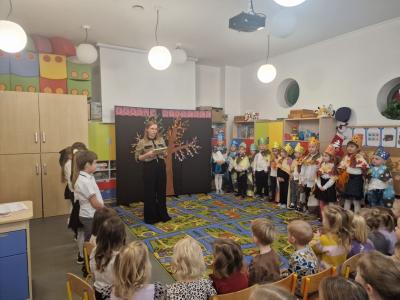 Zaproszenie zgromadzonych gości na spektakl