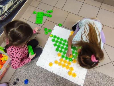 Grupa uczniów wykonuje zadania z Korbo Steam