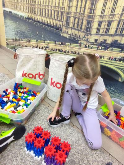 Uczennica wykonuje zadania z Korbo Steam