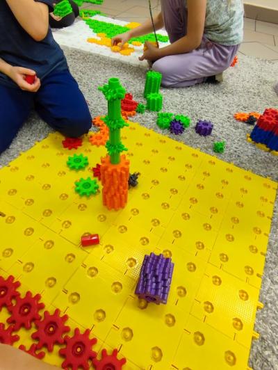 Konstrukcja z elementów klocków Korbo Steam