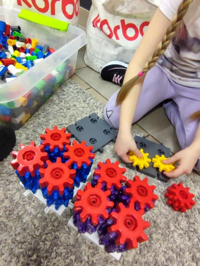 Uczennica wykonuje zadania z elementami klocków Korbo Steam