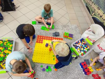 Uczniowie wykonują zadania z wykorzystaniem klocków Korbo Steam