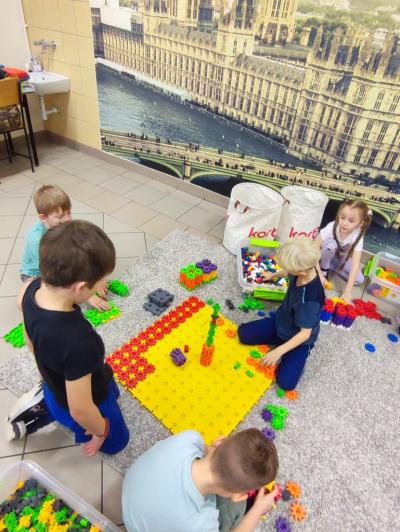 Uczniowie wykonują zadania z wykorzystaniem klocków Korbo Steam