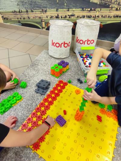 Uczniowie wykonują zadania z wykorzystaniem klocków Korbo Steam