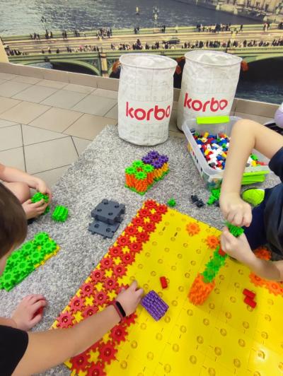 Uczniowie wykonują zadania z wykorzystaniem klocków Korbo Steam