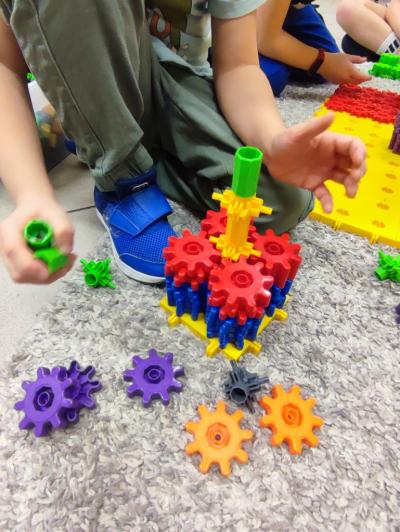 Uczniowie wykonują zadania z wykorzystaniem klocków Korbo Steam