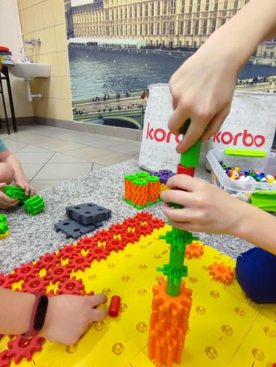 Uczniowie wykonują zadania z wykorzystaniem klocków Korbo Steam