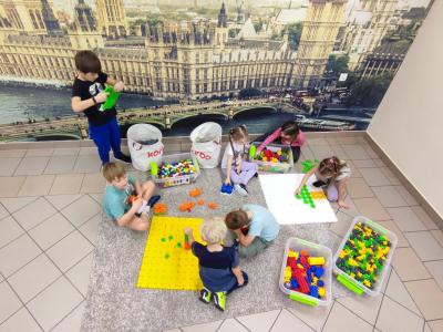 Grupa uczniów wykonuje zadania z Korbo Steam