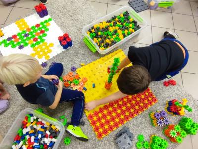 Uczniowie wykonują zadania z wykorzystaniem klocków Korbo Steam