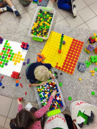 Uczniowie wykonują zadania z wykorzystaniem klocków Korbo Steam