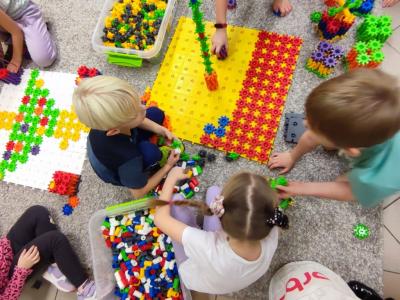 Uczniowie wykonują zadania z wykorzystaniem klocków Korbo Steam