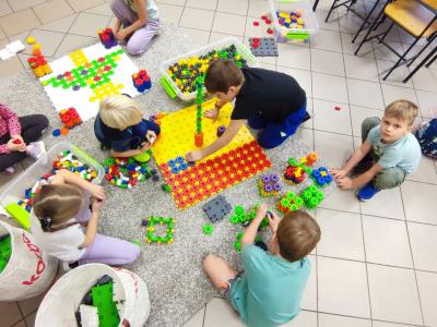 Uczniowie wykonują zadania z wykorzystaniem klocków Korbo Steam