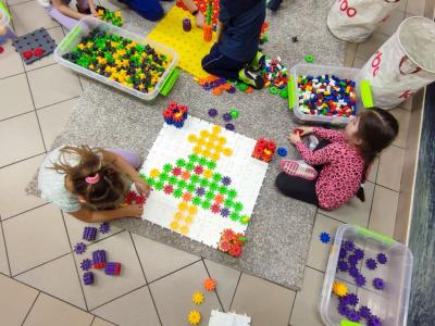 Uczniowie wykonują zadania z wykorzystaniem klocków Korbo Steam