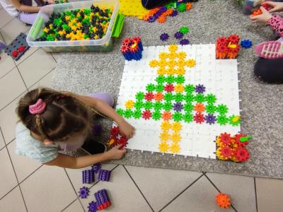 Uczniowie wykonują zadania z wykorzystaniem klocków Korbo Steam