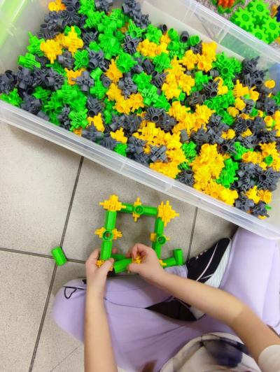 Uczniowie wykonują zadania z wykorzystaniem klocków Korbo Steam